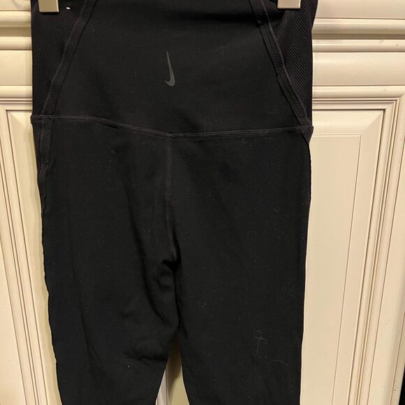 Nike Dri-FIT One
Women's Mid-Rise Leggings Sz Small - Picture 2 of 8